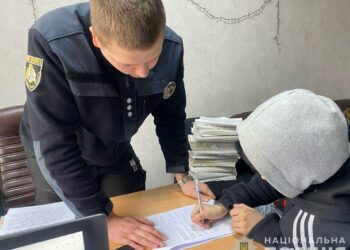 У Дніпрі жінка та її дитина   пограбували 87-річну бабусю