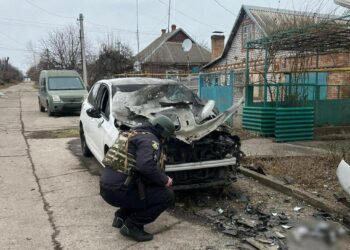 Поранено подружжя: поліція показала наслідки сьогоднішнього обстрілу Марганця