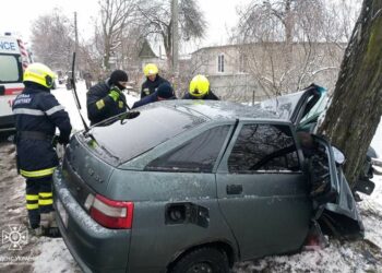 Смертельна ДТП у Дніпровському районі: з понівеченого авто вирізали водія та тіло пасажира