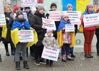 Всьоме дружини та рідні військовослужбовців вийшли в центр Дніпра, вимагаючи демобілізації
