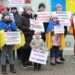Всьоме дружини та рідні військовослужбовців вийшли в центр Дніпра, вимагаючи демобілізації