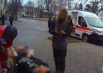 Вибух гранати у Нікополі: поліцейські рятували пораненого чоловіка під ворожими дронами (ВІДЕО)