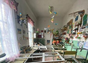 Поліція показала розбиту школу внаслідок вчорашнього обстрілу Нікопольщини