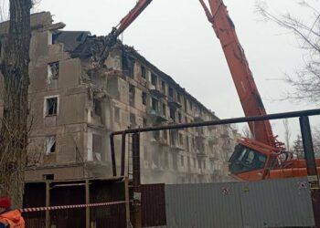 У Кривому Розі демонтують п’ятиповерхівку, куди влітку влучила ворожа ракета