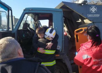 ДТП з двома фурами під Дніпром:  з розбитого салону визволяли дитину