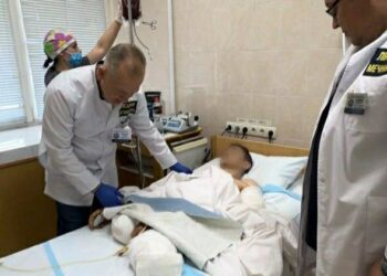“Подушка залита сльозами, а бинти кров’ю”: у лікарні Мечникова повернули до життя бійця, який втратив обидві ноги та руку