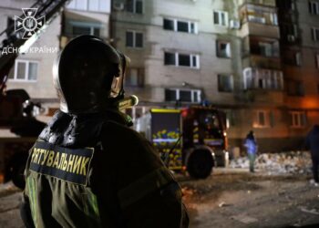 Під завалами будинку у Дніпрі шукають двох людей – чоловіка та жінку
