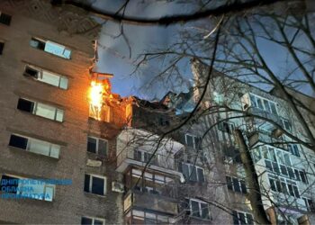 Прокуратура показала уламок ворожого “шахеда”, який влучив у дев’ятиповерхівку Дніпра