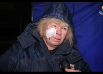 Мешканка зруйнованої квартири у Дніпрі розповіла, як дивом вижила під час влучання БпЛА та вибралася з палаючої оселі, – відео від ОВА