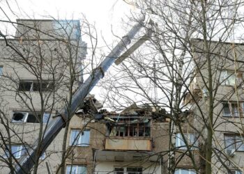 Відселять два під’їзди у зруйнованій багатоповерхівці у Дніпрі: коментар мера