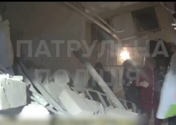 Поліцейські показали кадри перших хвилини після удару БпЛА по будинку у Дніпрі (ВІДЕО)