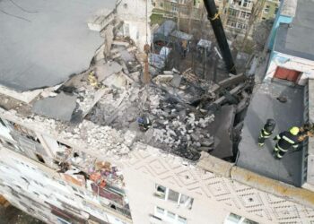 Знайшли тіло літнього чоловіка:  з-під завалів розбитого дроном будинку у Дніпрі дістали загиблого