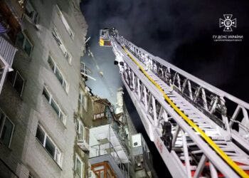У Дніпрі тільки на сьогоднішній ранок завершилися аварійно-рятувальні роботи на місці влучання дрону в багатоповерхівку (ФОТО)