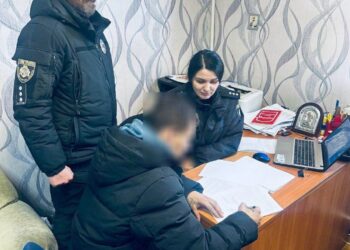 Спочатку допоміг, а потім обібрав: у Дніпрі 24-річний чоловік пограбував напівпритомного містянина