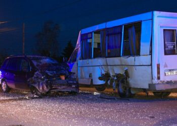 У Дніпрі авто влетіло у маршрутку з пасажирами: є постраждалі