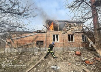 У Нікополі окупанти поранили 75-річну жінку: відео ліквідації наслідків обстрілу