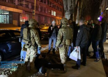 У Дніпрі затримали рекетира, який вимагав у містянина 80 тисяч доларів неіснуючого боргу