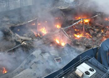 Атака на ТРЦ у Нікополі: рятувальники борються із полум’ям