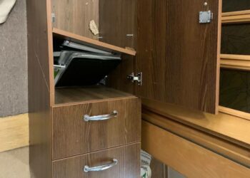 Сейф втопили, а гроші вкрали:  у  Нікополі затримали двох грабіжників