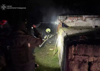 У Дніпрі врятували чоловіка та жінку на пожежі у “заброшці”
