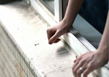 У Дніпрі жінка вистрибнула з вікна: деталі (ФОТО 18+)