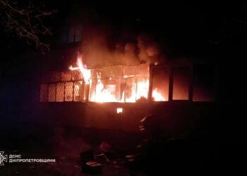 У Дніпрі вночі палало підприємство на лівому березі
