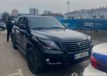 У центрі Дніпра затримали молодика зі зброєю та боєприпасами в авто