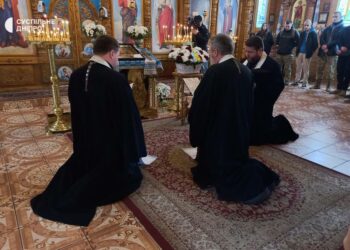 У храмі Дніпра провели панахиду за загиблими внаслідок удару по драмтеатру у Маріуполі
