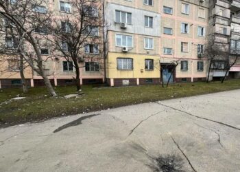 Ворог атакував дронами АЗС та багатоповерхівку у Нікополі: поранено п’ятьох людей