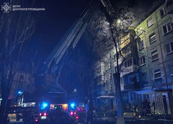 Рятувальники показали наслідки падіння уламків “шахеда” на п’ятиповерхівку у Кривому Розі