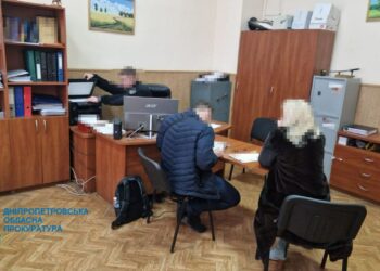 На Дніпропетровщині затримали посадовицю, яка вимагала хабарі зі своїх підлеглих