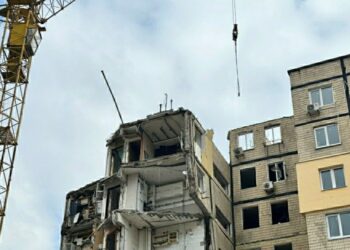 У Дніпрі розпочали демонтаж розбитого ракетою під’їзду у будинку на Перемозі
