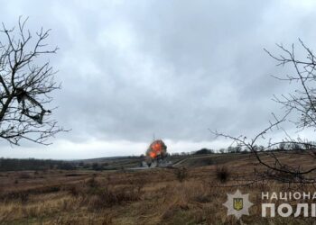 Вибухотехніки показали, як знешкодили бойову частину шахеда, який упав на багатоповерхівку у Кривому Розі (ВІДЕО)