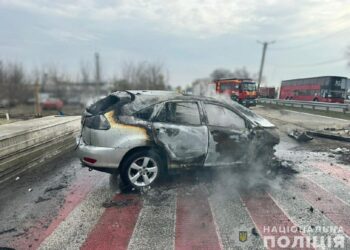 На трасі області Lexus влетів у блокпост: постраждав водій авто та поліцейський