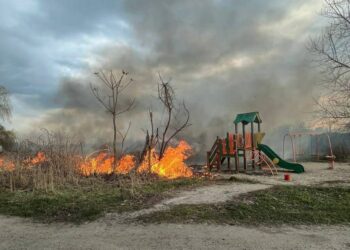 У Дніпрі ледь не згорів дитячий майданчик