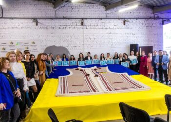 У Дніпрі майстрині виготовили величезний кептар для пам’ятника Кобзарю: встановлено новий рекорд