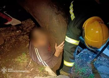 У Кривому Розі визволили з пастки чоловіка, який застряг між металевими трубами