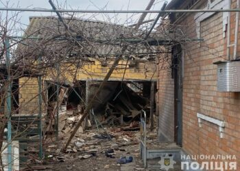 Поліція показала наслідки вчорашніх обстрілів Нікопольщини (ФОТО)