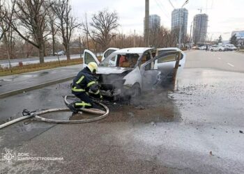 У Дніпрі посеред дороги спалахнув легковик