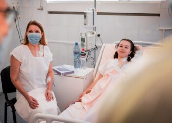 Мама врятувала доньку: у Дніпрі вперше зробили трансплантацію органу дитині