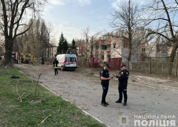 На місці ракетної атаки у Дніпрі розгорнуто мобільний пункт прийому звернень постраждалих містян