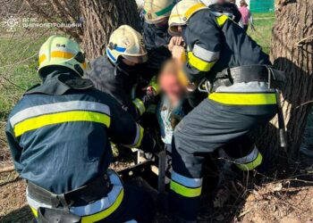 У Кам’янському районі врятували жінку, яка опинилася на дні покинутого колодязя