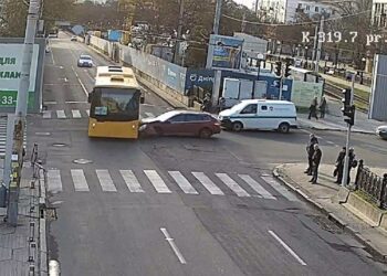 У Дніпрі потрапила в ДТП маршрутка з пасажирами (ВІДЕО)
