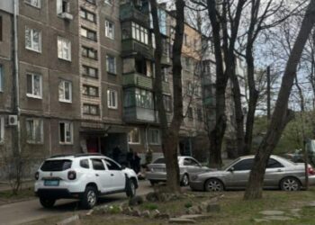 Поранений доповз до вікна та попросив допомоги у перехожих: моторошне вбивство у Кам’янському