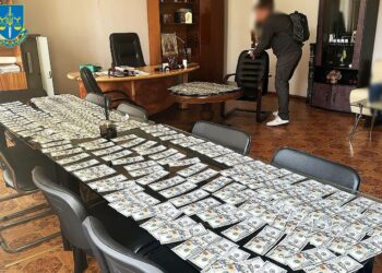 Затримали на крупному хабарі мера Новомосковська та його помічника (ВІДЕО)