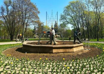 На клумбі у сквері Дніпра “виріс” 2-метровий тризуб