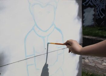 Біля історичного музею Дніпра почали розписувати “одяг” кам’яних “баб”