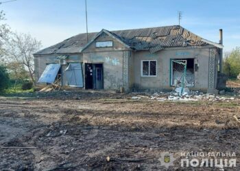 Розбиті будинки та величезна вирва: поліція показала наслідки вчорашніх обстрілів Нікопольщини та Синельниківщини