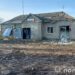 Розбиті будинки та величезна вирва: поліція показала наслідки вчорашніх обстрілів Нікопольщини та Синельниківщини