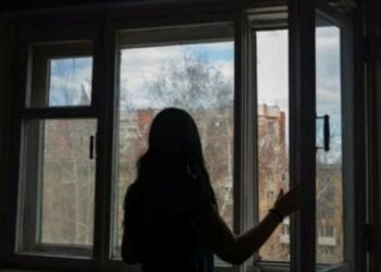Нещасний випадок чи суїцид: у Дніпрі жінка випала з вікна багатоповерхівки